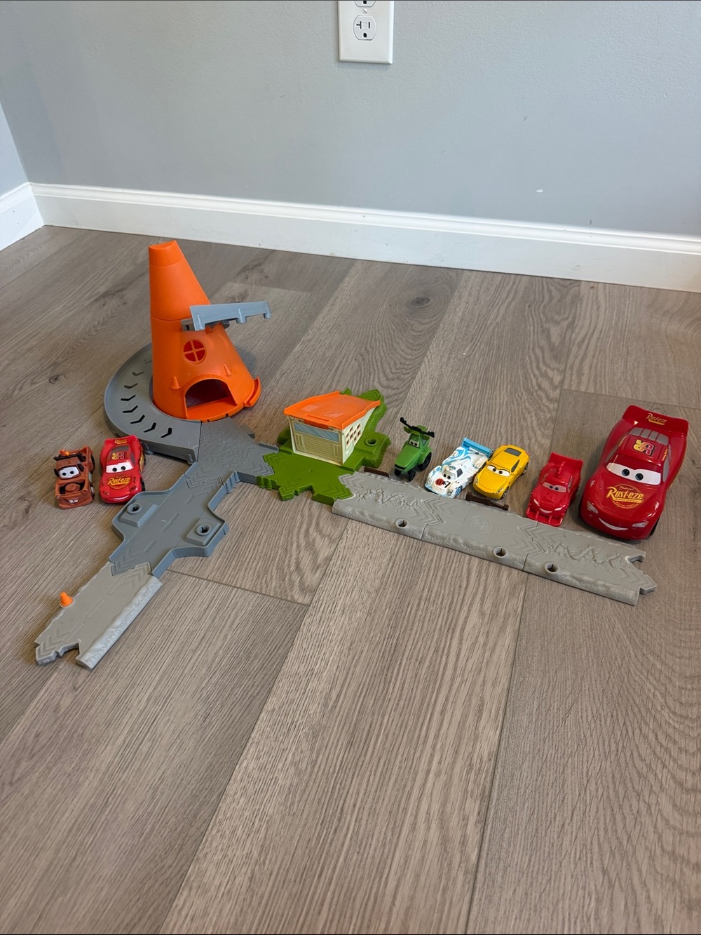 Disney Pixar Cars Cozy Cone Motel Spiral Rampway Story Set Playset w/ Cars